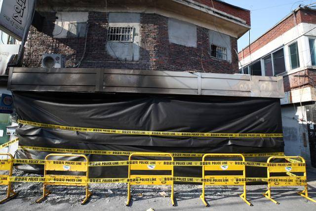 2018년 12월 서울 강동구 천호동 텍사츠촌 성매매 업소 화재 현장 모습. 건물 1층에서 불이 나 내부를 태우고 16분 만에 꺼졌지만 2층에 있던 여성 네 명이 숨졌다. 연합뉴스