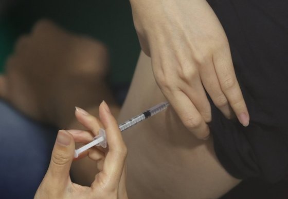 코로나19 백신 접종 완료율 70%를 달성했다.