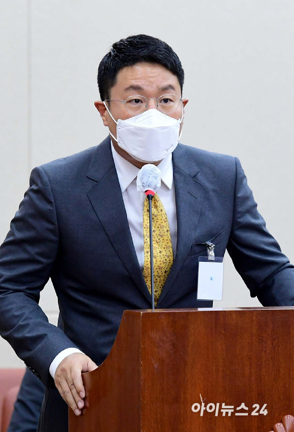 윤구 애플코리아 대표가 5일 서울 여의도 국회에서 열린 과학기술정보방송통신위원회의 방송통신위원회 등에 대한 국정감사에서 의원 질의에 답하고 있다. [사진=김성진 기자]