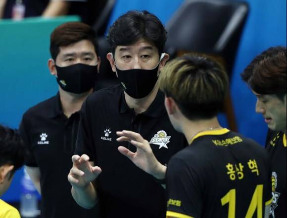 후인정 KB손해보험 감독이 지난 8월 열린 KOVO컵 프로배구대회 조별리그 경기 도중 홍상혁과 이야기를 나누고 있다. [사진=발리볼코리아닷컴]