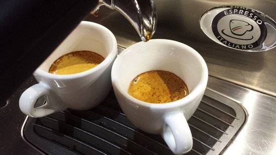 19세기 말 이탈리아에서 에스프레소 머신을 개발하면서 커피가 대중음료로 전 세계로 퍼지나갔다. 사진 이탈리안바리스타스쿨