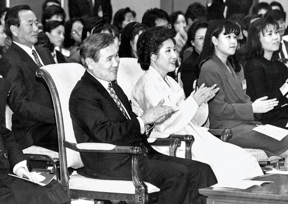 1991년 9월 노태우 대통령은 청와대 본관을 신축했다. 100여명의 각계각층 인사를 초청한 신축 축하 오찬 자리에서 조영남씨는 노 대통령의 요청에 따라 반주없이 노래를 불렀다. 비슷한 시기 청와대에서 열린 한 음악회에 참석한 노태우 대통령과 김옥숙 여사. [중앙포토]