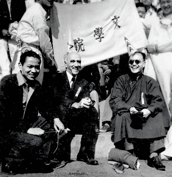 주중대사 시절 옌칭대학 축제에 참석한 스튜어트. 오른쪽이 교장 루즈웨이. 스튜어트는 부양가족이 없었다. 대사 봉급을 교직원 복지와 대학축제, 학생 송년 만찬에 사용했다. [사진 김명호]