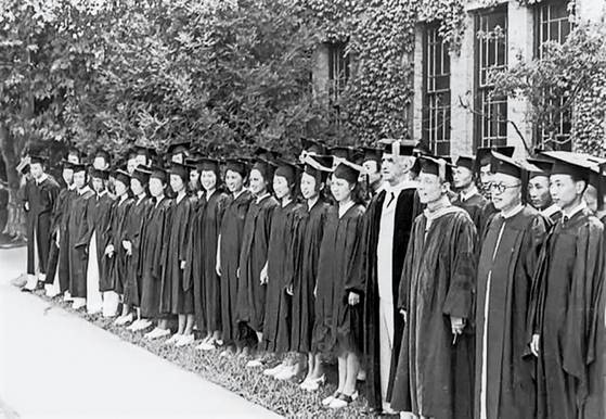 교장 시절 학위 수여식을 마친 스튜어트. [사진 김명호]