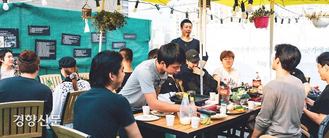 K2인터내셔널에서 진행하는 은둔형 외톨이 자립 지원사업에 참여하는 청년들이 함께 식사를 하고 있다.  / K2인터내셔널코리아 제공