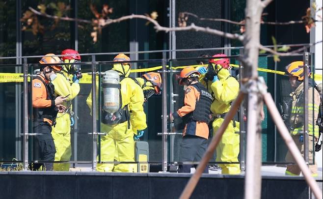 23일 오전 서울 금천구 가산동 데이터허브센터에서 이산화탄소 누출사고가 발생해 작업자 2명이 숨지고 9명이 다쳤다. 연합뉴스