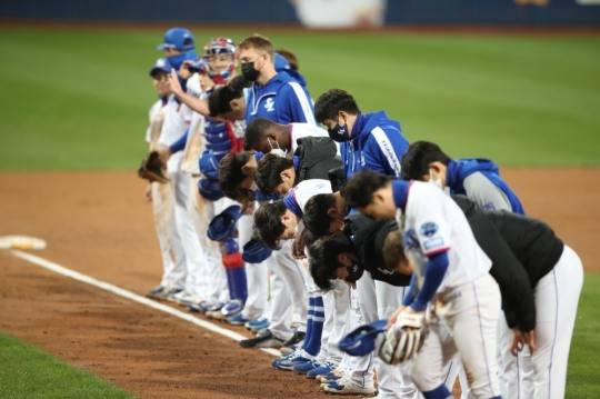 삼성이 23일 대구 홈경기에서 선두 kt를 연파하고 2015년 이후 6년만에 10월 첫 1위에 오른 뒤 코로나19 이후 최다인 8512명의 관중을 향해 인사를 하고 있다.[사진 삼성 라이;온즈]