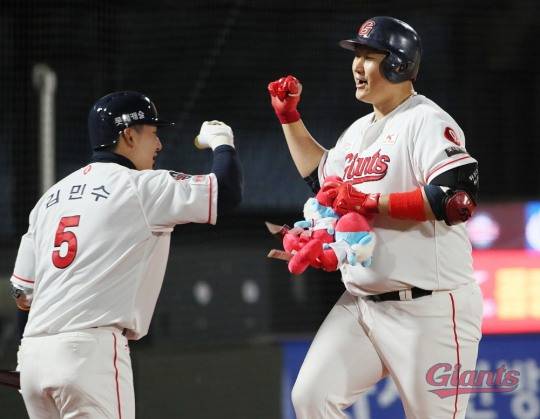 8회말 15-15로 극적인 동점을 만드는 2점 홈런을 날린 이대호[사진 롯데 자이언츠]