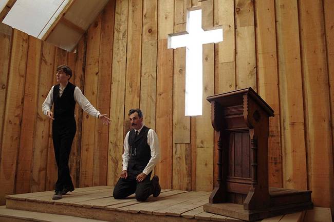 송유관 설치를 위한 핵심 지역을 사들이기 위해 그는 원치 않는 세례를 받는다. 세례 도중 그는 목사 엘라이에게 온갖 모욕을 당한다.<사진 제공=미라맥스>