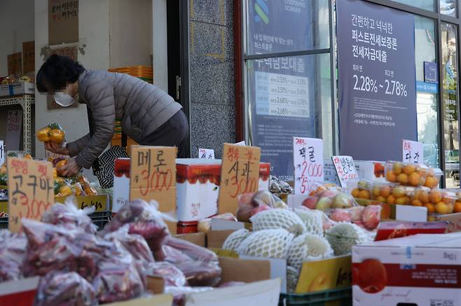 17일 서울 시내 한 시중 은행 앞에 대출 관련 안내문이 걸려있다. 금융당국은 조만간 발표할 가계 부채 보완 대책에서, 가계부채 관리 강화를 위해 총부채원리금상환비율(DSR) 규제를 조기에 강화하는 쪽으로 가닥을 잡고 있는 것으로 알려졌다.[연합]