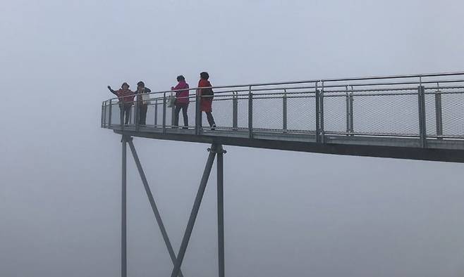 휘르스트 정상에 설치한 인공 구조물인 휘르스트 클리프워크는 절벽을 따라 설치되어 있다. 스릴을 느끼며 다가서면 아이거를 가장 가까이에서 볼 수 있다.