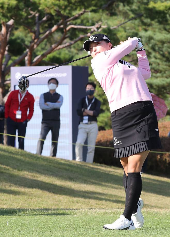 23일 부산 기장군 LPGA 인터내셔널 부산에서 열린 미국 여자프로골프(LPGA) 투어 BMW 레이디스 챔피언십 3라운드에서 고진영이 드라이브샷을 하고 있다. 연합뉴스