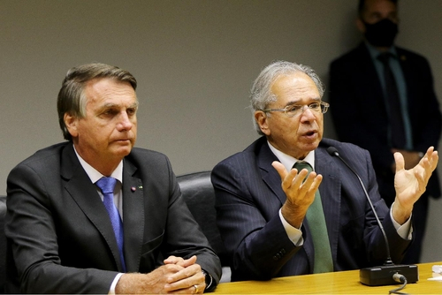 자이르 보우소나루(왼쪽) 대통령과 파울루 게지스 장관이 22일(현지 시간) 기자회견을 열어 보조금 확대와 관련해 설명하고 있다./연합뉴스