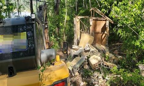 단양의 폐건축물 철거 작업 [충북도 제공. 재판매 및 DB 금지]