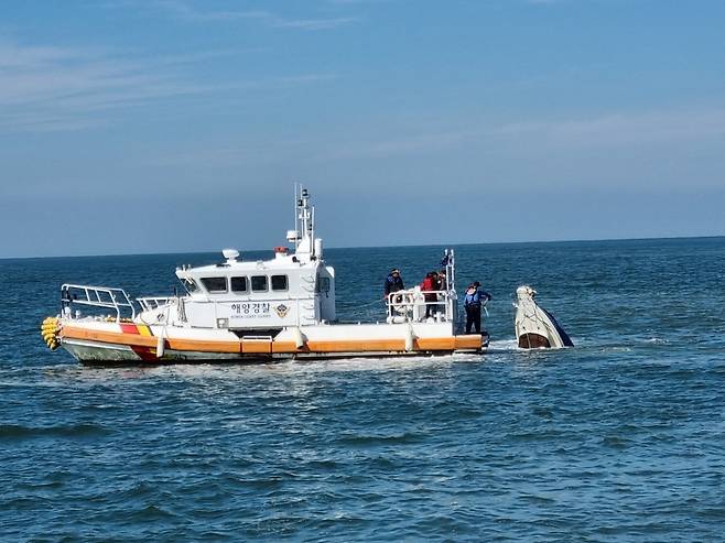 전복된 모터보트  [부안해양경찰서 제공. 재판매 및 DB 금지]