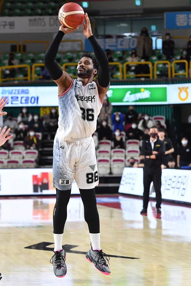 23일 LG를 상대로 슛을 던지는 인삼공사 먼로.  [KBL 제공. 재판매 및 DB 금지]
