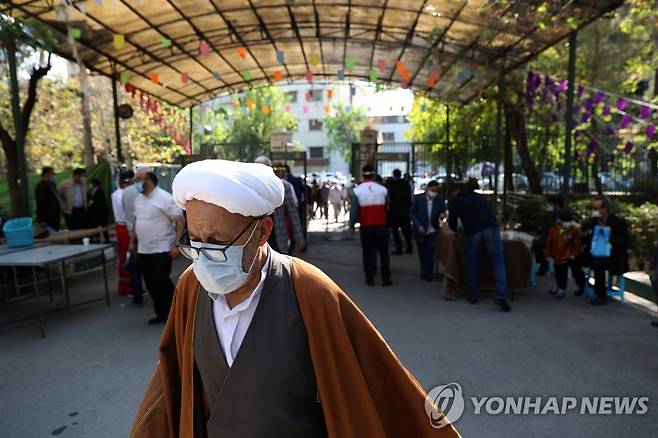 이란, 모스크 예배 재개 (테헤란 로이터=연합뉴스) 22일(현지시간) 이란의 수도 테헤란의 한 모스크에서 무슬림들이 체온 측정 뒤 입장하고 있다. 2021.10.23 photo@yna.co.kr