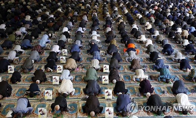 기도하는 무슬림들 (테헤란 EPA=연합뉴스) 22일(현지시간) 이란의 수도 테헤란의 한 모스크에서 무슬림들이 예배하고 있다. 2021.10.23 photo@yna.co.kr