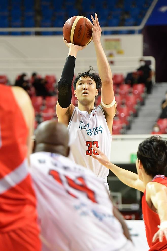 23일 현대모비스와 경기에서 슛을 던지는 오리온 이종현.  [KBL 제공. 재판매 및 DB 금지]