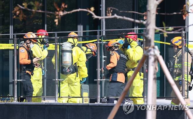 금천구 가산동 이산화탄소 누출 사고 (서울=연합뉴스) 홍해인 기자 = 23일 오전 서울 금천구 가산동 데이터허브센터에서 이산화탄소 누출사고가 발생해 21명의 사상자가 발생했다. 이 중 2명은 병원 이송 중 심폐소생술을 받았으나 사망한 것으로 확인됐다. 
    사진은 사고 발생 이후 중앙구조단 소방대원들이 화학복을 착용한 채 사고 현장에 진입하는 모습. 2021.10.23 photo@yna.co.kr