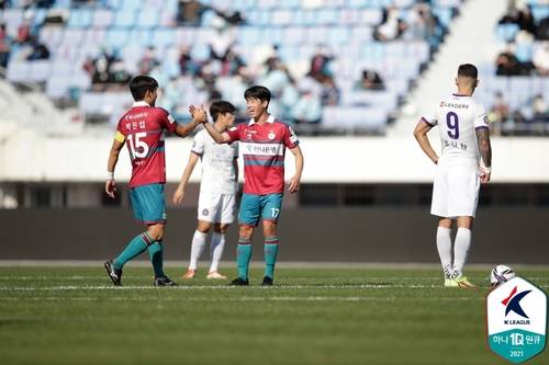 골 넣고 박진섭(왼쪽)과 기뻐하는 대전의 이현식 [한국프로축구연맹 제공. 재판매 및 DB 금지]