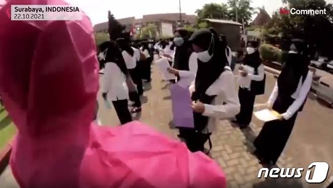 오징어게임 경비원으로 분장한 감독관이 수험생들의 서류를 체크하고 있다 - 유튜브 갈무리 © 뉴스1