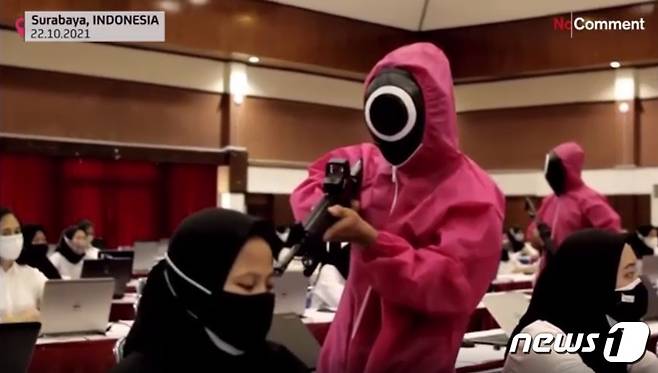 수험생을 감독하고 있는 모습 - 유튜브 갈무리