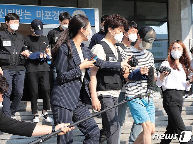 서울 마포구의 한 오피스텔에서 친구를 감금하고 가혹행위로 숨지게 한 20대 남성 2명이 지난 6월22일 마포경찰서에서 구속 상태로 검찰에 송치되고 있다. © News1 이성철 기자