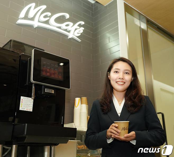 윤미숙 한국맥도날드 오퍼레이션 컨설턴트가 뉴스1과 인터뷰 한 뒤 커피 메뉴인 맥카페를 소개하고 있다. © 뉴스1