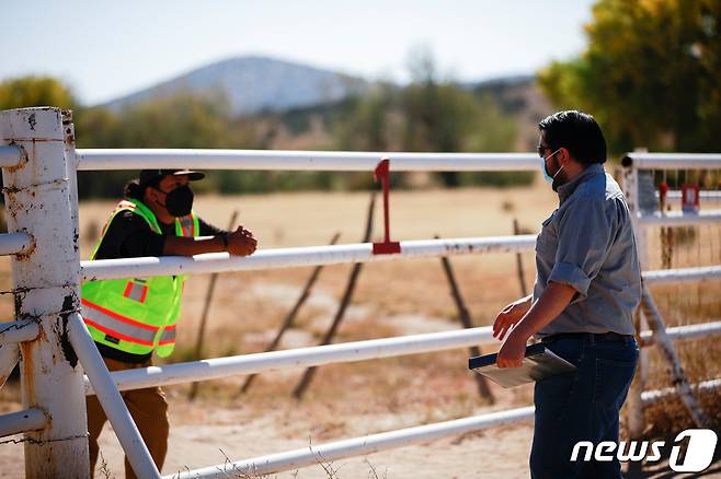 미국 뉴멕시코주 보난자크리크 목장에서 지난 21일(현지시간) 할리우드 서부극 '러스트' 촬영 도중 발생한 총격 사고로 촬영이 중단됐다. 22일 사고 현장에는 경비대원들이 배치돼있다. 2021.10.22 © 로이터=뉴스1