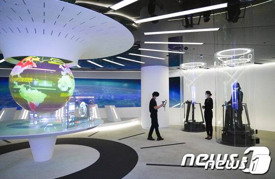 SK텔레콤은 유튜브를 통해 누구나 쉽게 30년 후 미래 세계와 기술을 체험할 수 있는 '티움 유튜브 라이브 투어'를 경기콘텐츠진흥원에 무료로 제공한다고 밝혔다. 사진은 ‘티움 유튜브 라이브 투어’를 진행 모습. (SK텔레콤 제공)© 뉴스1