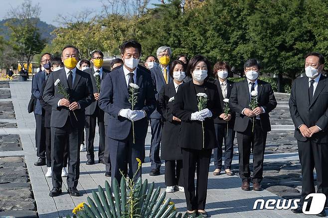 심상정 정의당 대선 후보가 24일 경남 김해시 봉하마을 故노무현 전 대통령 묘역을 찾아 참배하고 있다. (정의당 제공) 2021.10.24/뉴스1 © News1 이동해 기자