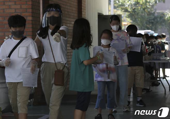 지난 7일 울산 남구 한 초등학교에 마련된 임시 선별진료소에서 신종 코로나바이러스 감염증(코로나19) 전수검사가 이뤄지고 있다.  2021.10.7/뉴스1 © News1 윤일지 기자