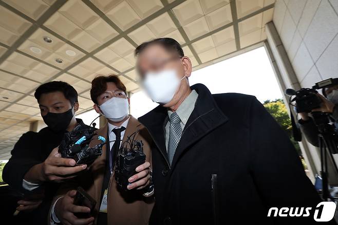 황무성 성남도시개발공사 전 사장이 24일 오후 경기 성남시 대장동 개발 특혜 의혹 관련 검찰 참고인 신분 조사를 받기위해 서초구 서울중앙지방검찰청(중앙지검)으로 들어서고 있다. 2021.10.24/뉴스1 © News1 박세연 기자