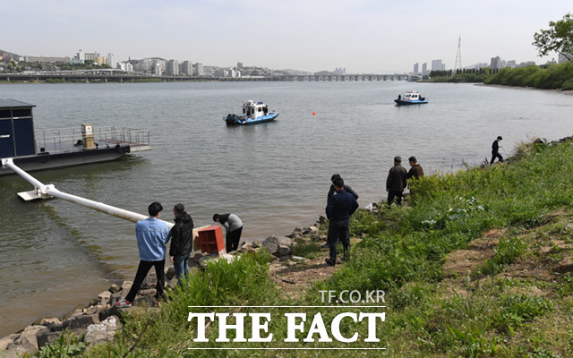 지난 5월 6일 오전 서울 서초구 반포한강공원 인근에서 경찰 관계자들이 사망한 대학생 손모 씨의 친구 A 씨의 핸드폰을 수색하고 있다. 대학생 손 씨는 지난 4월 25일 친구 A 씨와 함께 새벽까지 반포한강공원에서 술을 마신 후 연락이 끊긴 뒤 닷새만인 4월30일 한강에서 시신으로 발견됐다./더팩트DB