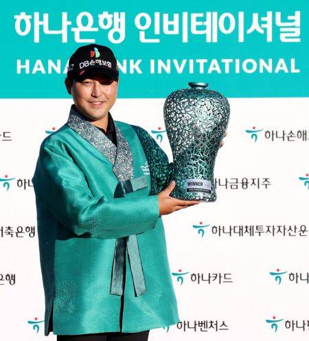 이태훈이 하나은행인비테이셔널 우승 직후 트로피를 들고 환호하고 있다. 사진제공=KPGA