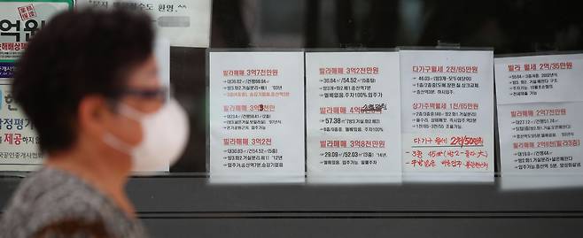 9월 14년만의 최고 상승률을 기록하는 등 과열됐던 아파트 시장이 10월 들어 하향 안정세로 돌아서고 있다. 하지만 입주물량 부족으로 인해 내년에도 전세와 매매가가 동시에 급등할 것이라고 전망하는 전문가들도 여전히 많다.  22일 서울 은평구의 한 부동산중개업소 유리창에 매물정보가 붙어 있다./연합뉴스