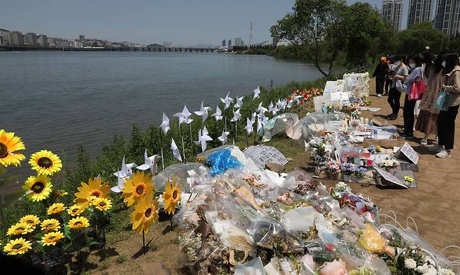 지난 5월 서울 반포한강공원에 마련된 손정민씨 추모 현장에 시민들이 모여 있다. /연합뉴스