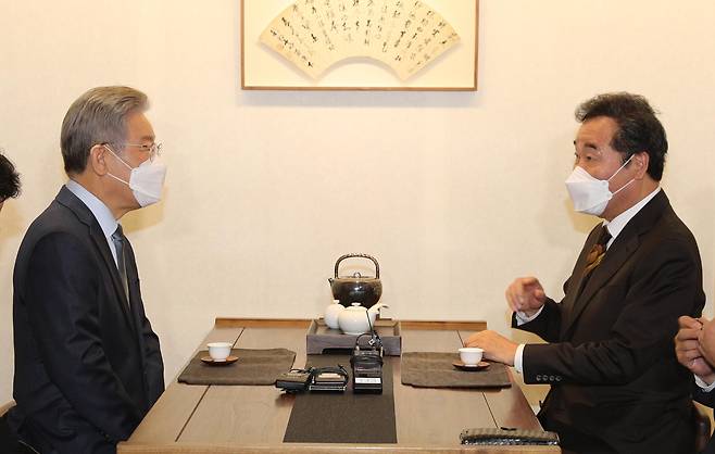 이재명 더불어민주당 대선 후보(왼쪽)와 이낙연 전 민주당 대표가 24일 오후 서울 종로구 안국동의 한 찻집에서 회동하고 있다.  /국회사진기자단