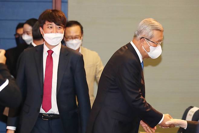 국민의힘 이준석 대표(왼쪽)과 김종인 전 비상대책위원장이 24일 서울 마포구 누리꿈스퀘어에서 열린 '새로운 물결' 창당 발기인 대회에 참석하고 있다. /국회사진기자단