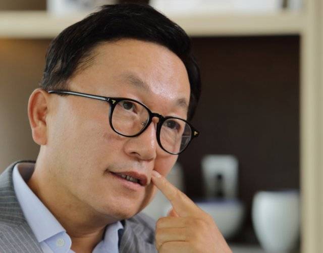 박현주 미래에셋 회장이 21일 동아일보 인터뷰에서 “향후 미래에셋 경영에 ‘오너 2세’ 경영은 없다”며 “다만 주식지분을 물려줘 이사회에서 중대한 경영 의사결정에는 참여하게 될 것”이라고 밝혔다. 사진 동아일보DB