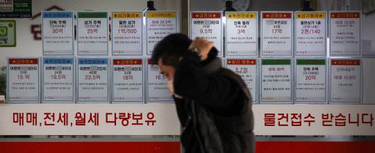 지난 19일 오후 서울 시내 공인중개사무소에 붙은 부동산 매물 안내문. 연합뉴스.