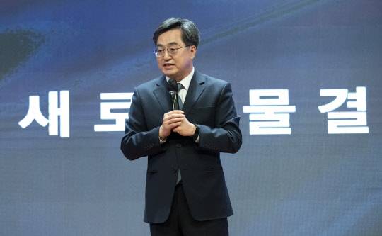 무소속으로 대선 출마를 선언한 김동연 전 경제부총리 겸 기획재정부 장관이 24일 서울 마포구 상암동 누리꿈 스퀘어 국제회의실에서 열린 '새로운물결(가칭)' 창당 발기인 대회에서 인사말을 하고 있다.국회사진기자단·연합뉴스