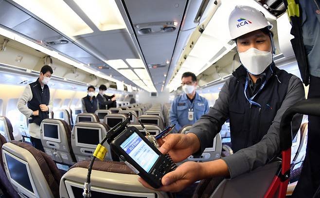 KCA 검사관이 객실 ELT 장비를 점검하고 있다.