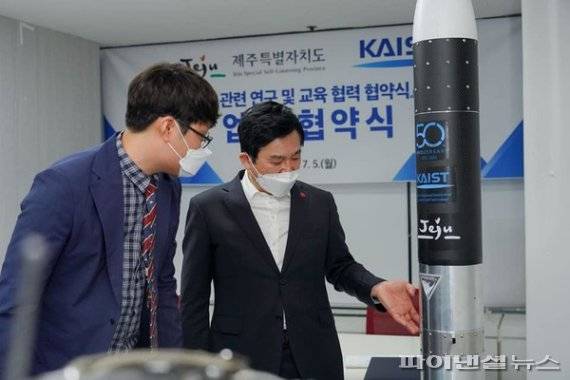 원희룡 제주지사(사진 완쪽)와 연내 민간 우주로켓 1호 쏜다는 로켓 제작 스타트업인 페리지항공우주 신동윤 대표와 초소형 위성 발사체에 대해 의견을 교환하고 있다. 2021.07.05 [원희룡 전 재주지사 후보 페이스북]