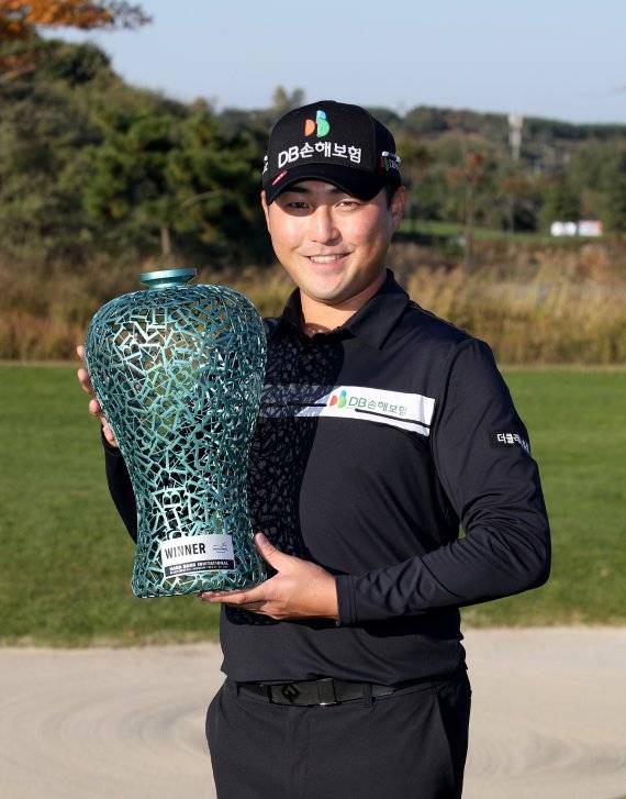 24일 막을 내린 KPGA코리안투어 하나은행 인비테이셔널에서 우승한 이태훈이 우승 트로피를 들고 포즈를 취하고 있다. KPGA 제공