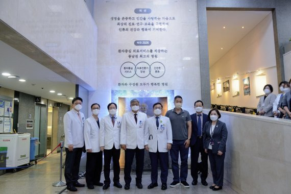 최근 부산진구 개금동 병원 본관 로비에서 '2026 비전 선포식'을 가진 부산백병원 관계자들이 기념촬영을 하고 있다. 인제대 부산백병원 제공