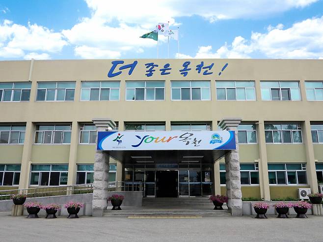 옥천군이 군청에 폐회로텔레비전 12대를 설치, 내년부터 가동하기로 했다. 옥천군 제공