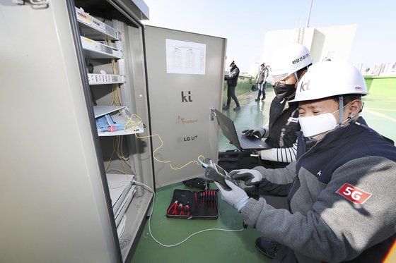 KT 직원들이 서울 양천구 목동 9단지 아파트 옥상에 구축된 통신시설을 점검하고 있다. KT 제공