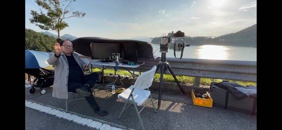 오준호 KAIST 교수가 21일 여수 앞바다 백야도 해안가에서 누리호 발사장면을 촬영하고 있다. [사진 오준호 교수 제공]